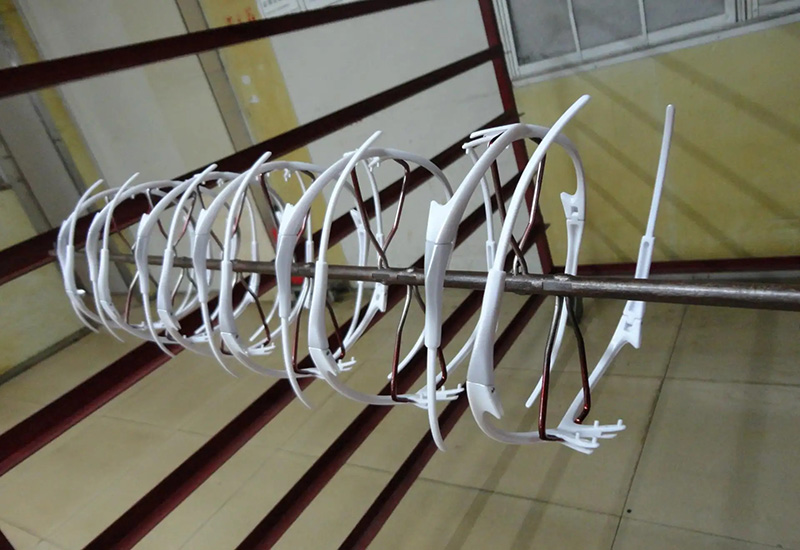 Clip parts to remove oil before spraying